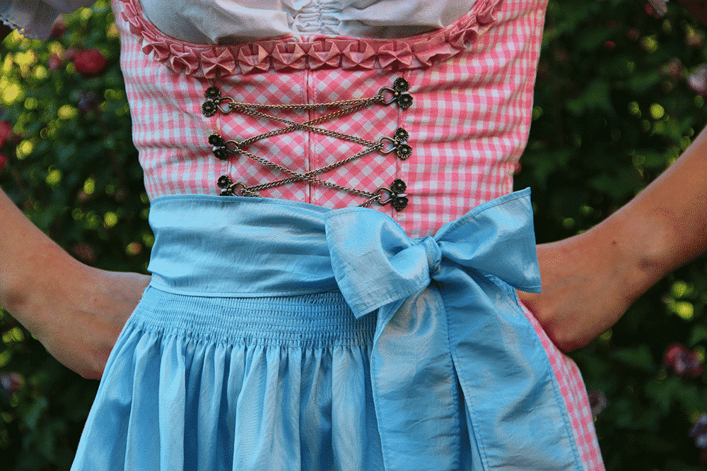 Die Perfekte Dirndl Schleife So Wird Sie Gebunden Wiesntv Wiesn 2024 Oktoberfest