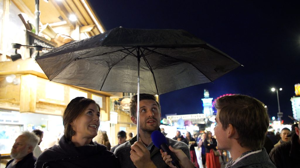 Alessandro sucht! – Oktoberfest 2024 – einen Regenschirm